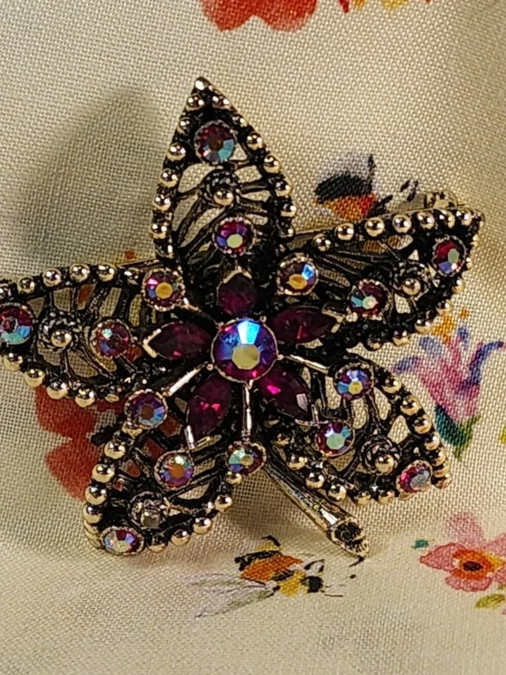 VINTAGE Gold-Toned Metalwork Brooch Adorned With Crimson Iridescent Rhinestones